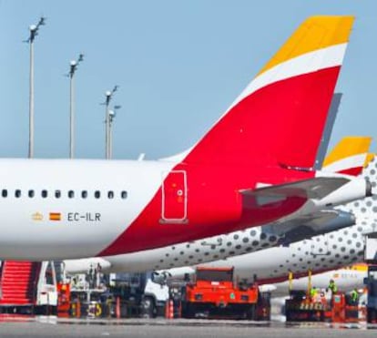 Aviones de Iberia y Vueling en el aeropuerto de Madrid