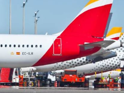 Aviones de Iberia y Vueling en el aeropuerto de Madrid