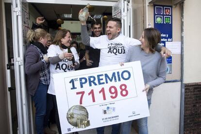 La administradora de 'La Biznaga', en Málaga, celebra haber vendido 32 series del Gordo de la loteria de Navidad, en 2017.