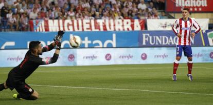 Eibar, portero del Eibar, despeja un balón.