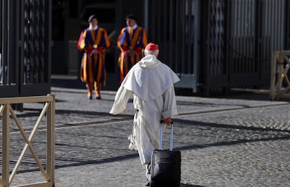 El cardenal Timothy Peter Joseph Radcliffe llega a una reunión antes del cónclave.