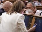 El secretario general del PSOE en el Congreso, Rafael Simancas y la vicesecretaria general del PSOE y portavoz del Grupo Parlamentario Socialista en el Congreso, Adriana Lastra, mantienen una conversación con e diputado de Compromís, Joan Baldoví (d), en una sesión plenaria en el Congreso de los Diputados, a 21 de julio de 2021, en Madrid (España). En el pleno se decide la convalidación o derogación de reales decretos-leyes relativos a la rebaja del IVA de la factura eléctrica, el uso de mascarillas en el exterior, la reducción de la temporalidad en el empleo público y la adopción de medidas en los ámbitos cultural y deportivo.
21 JULIO 2021;PLENO;CONGRESO;
EUROPA PRESS/E. Parra. POOL
21/07/2021