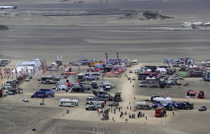 Vista aérea del campamento de llegada del Rally Dakar 2019 durante la primera etapa , entre Lima y Pisco (Perú), el 7 de enero de 2019. 