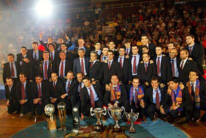 Los jugadores y técnicos del Barça, en el Palau Blaugrana anoche.