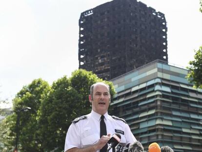 Stuart Cundy, durant la seva compareixença per informar de les tasques a la torre Grenfell, al fons.