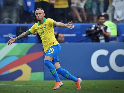 Everton comemora o terceiro gol do Brasil diante do Peru, na Arena Corinthians.