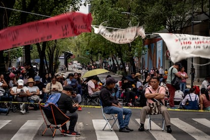 Maestros del CNTE bloquean Paseo de la Reforma en Ciudad de México, el 28 de mayo.