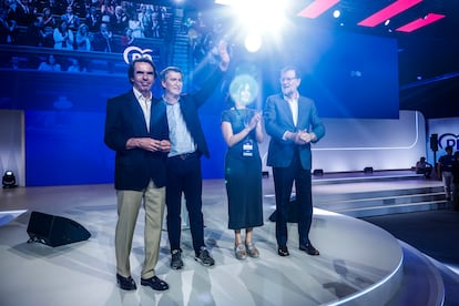 José María Aznar, Alberto Núñez Feijóo y Mariano Rajoy, durante la clausura del congreso del PP celebrado este domingo en Madrid.