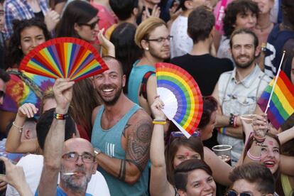 Cientos de personas asisten en la madrile&ntilde;a plaza de Pedro Zerolo a las fiestas del Orgullo LGTB.