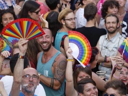 Cientos de personas asisten en la madrile&ntilde;a plaza de Pedro Zerolo a las fiestas del Orgullo LGTB.