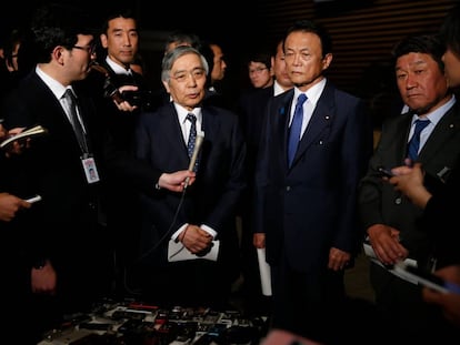 El gobernador del Banco de Japón, Haruhiko Kuroda, escoltado por el ministro de Finanzas, Taro Aso, y el de Economía, Toshimitsu Motegi.