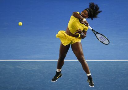 En la final del Open de Australia en enero de 2016 contra Angelique Kerber, Serena alejó el mal fario con un traje amarillo con 'crop top' y falda corta de amplio vuelo.