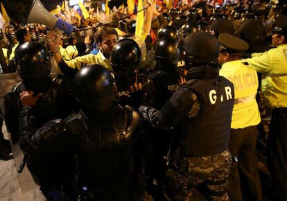 Partidários de Guillermo Lasso se manifestam durante as eleições, em Quito.