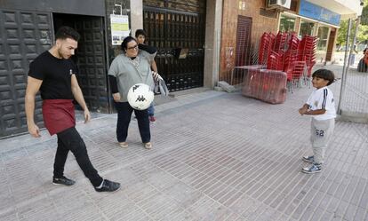 La agenda de la familia ha sido muy apretada este jueves. Desde primera hora ha sonado el teléfono. Han atendido a decenas de periodistas y a los vecinos que les han parado por la calle. Al pequeño Zaid, de siete años, le han regalado un balón de fútbol con el que no ha parado de jugar mientras su padre y su hermano mayor visitaban las instalaciones del Cenafe, en Getafe.