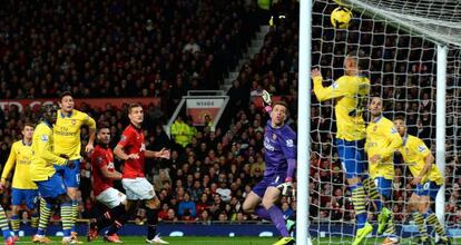 Van Persie, cuarto por la izquierda observa la trayectoria del balón que acabaría entrando en la portería del Arsenal. 
 
 