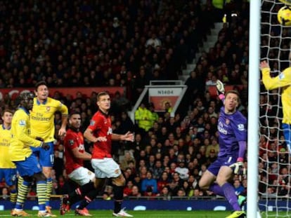 Van Persie, cuarto por la izquierda observa la trayectoria del balón que acabaría entrando en la portería del Arsenal. 
 
 