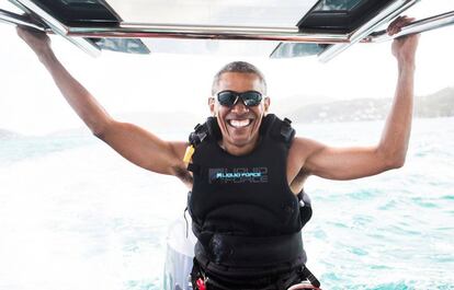 El expresidente de Estados Unidos Barack Obama a bordo de la embarcación del magnate Richard Branson. 