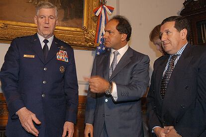 El general Richard B. Myers (a la izquierda), Daniel Scioli (centro) y el senador Ramón Puerta (derecha).