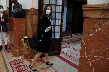 La portavoz de Ciudadanos, Inés Arrimadas, a su llegada al pleno para la votación de la cuarta prórroga del estado de alarma.