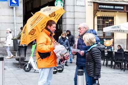 Dos turistas se interesan por una visita guiada, en Madrid el 4 de diciembre.