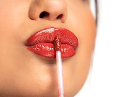 Ejemplo del efecto que logran los brillos de labios voluminizadores. GETTY IMAGES.