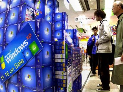 Una tienda japonesa vende el sistema operativo Windows XP, en noviembre de 2001.