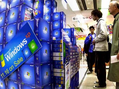 Una tienda japonesa vende el sistema operativo Windows XP, en noviembre de 2001.