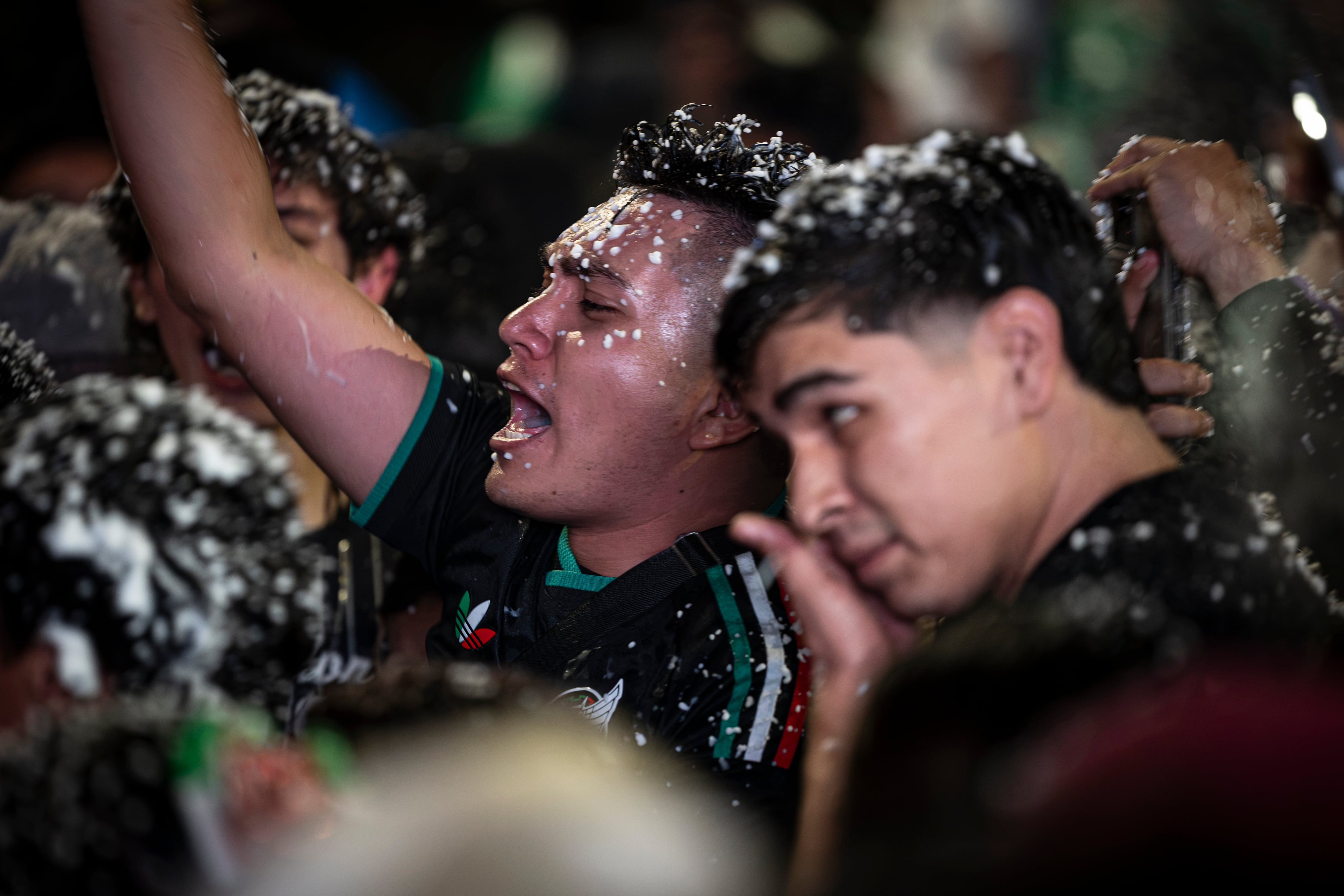Aficionados observan el partido en Paseo de la Reforma, Ciudad de México.  