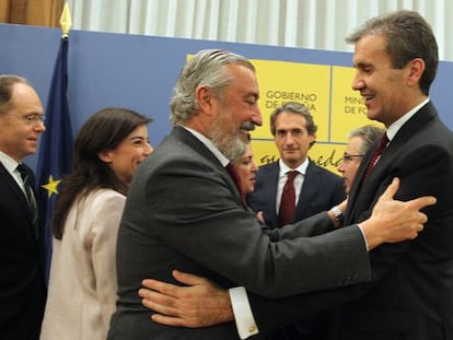 El nuevo presidente de Renfe, Juan Alfaro (derecha), es felicitado por el secretario de Estado de Infraestructuras, Julio Gómez Pomar, ante la mirada del ministro de Fomento, Íñigo de la Serna. La imagen, del mes pasado, corresponde al acto de la toma de posesión de Alfaro y otros altos cargos de Fomento.