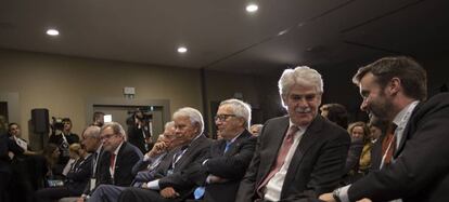 El presidente de El País, Juan Luis Cebrián, junto al Nobel de Literatura, Mario Vargas Llosa, el expresidente del Gobierno Felipe González, el presidente de la CE, Jean-Claude Juncker; y el ministro de Asuntos Exteriores, Alfonso Dastis, hoy durante la jornada celebrada en Bruselas. 