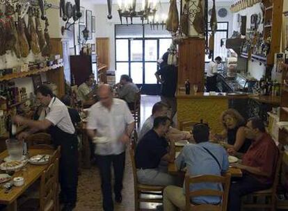 Casa Joaquín, en Almería, tienta con platos de pescados y mariscos del día.