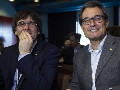 El presidente de CDC Artur Mas (d), junto al president de la Generalitat, Carles Puigdemont (i).