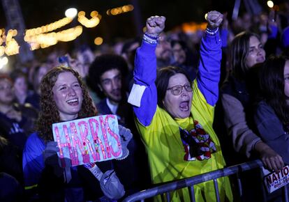 Asistentes al mítin de cierre de campaña de Kamala Harris en Filadelfia este lunes