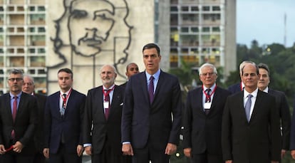 Pedro Sánchez (c) at a ceremony in Havana.