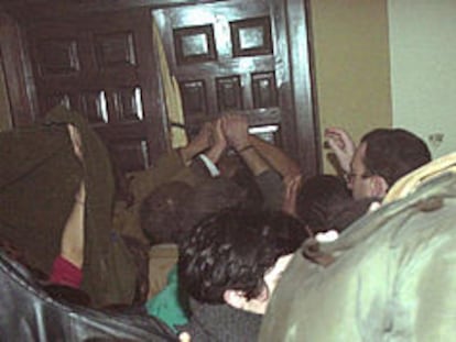Un grupo de estudiantes de la Universidad de Sevilla intentaban acceder ayer a la zona del rectorado donde se ubica la sala de juntas.
