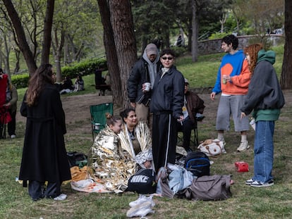 ISTANBUL, TURKEY - APRIL 23: People gather at park after a 6.2 magnitude earthquake hit off the coast of Istanbul on April 24, 2025 in Istanbul, Turkey. Turkey Metropolitan Municipality reported that no major incidents or injuries were recorded after a 6.2 magnitude earthquake struck off the coast of Istanbul. (Photo by Burak Kara/Getty Images)