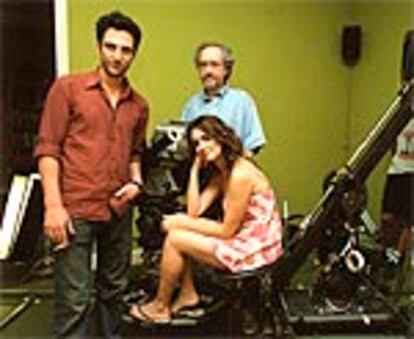 El director de <i>El otro lado de la cama</i>, Emilio Marínez Lázaro, con los actores Ernesto Alterio y Paz Vega.