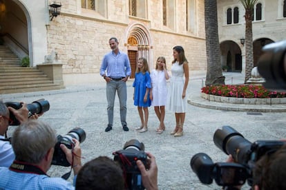 29 de julio de 2018: los Reyes y sus hijas posan en el palacio de la Almudaina para los fotógrafos.
