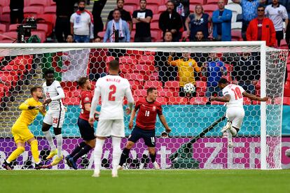 Sterling cabecea para marcar el 0-1, este martes en Wembley.