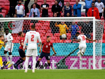 Sterling cabecea para marcar el 0-1, este martes en Wembley.