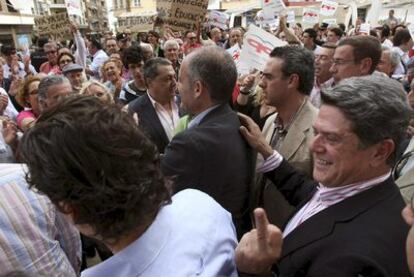 Federico Trillo, detrás de Francisco Camps, hace una peineta a la salida de un acto en Torrevieja. La agencia EFE señaló que se lo destinaba a simpatizantes del Movimiento 15-M, pero Trillo lo negó "tajantemente" y aseguró que se dirigía a un conocido.