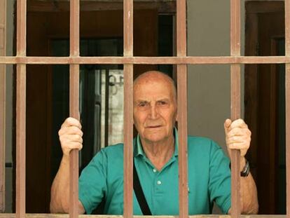 El poeta Marcos Ana, en una ventana de la cárcel de Ocaña, una de las prisiones en las que pasó 23 años de su vida a partir de los 19.
