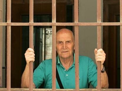 El poeta Marcos Ana, en una ventana de la cárcel de Ocaña, una de las prisiones en las que pasó 23 años de su vida a partir de los 19.