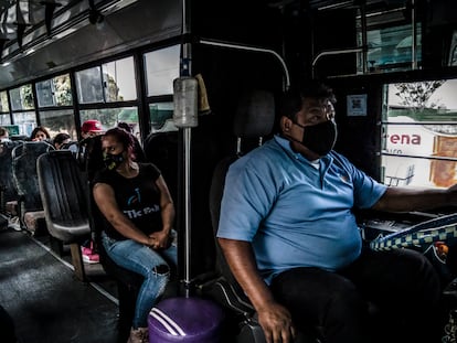 Usuarios viajan en un autobús que parte del municipio Valle de Chalco, del Estado de México, el 6 de enero de 2021.