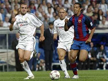 Ronaldinho se escapa de Raúl Bravo y Roberto Carlos.