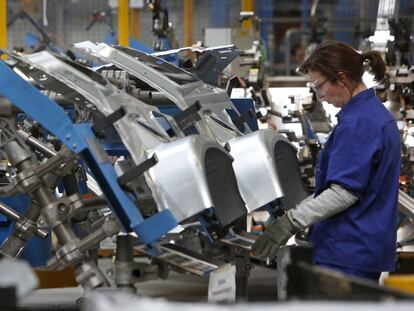 Una operaria en la planta de coches de Ford en Almussafes.