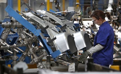 Una operaria en la planta de coches de Ford en Almussafes.