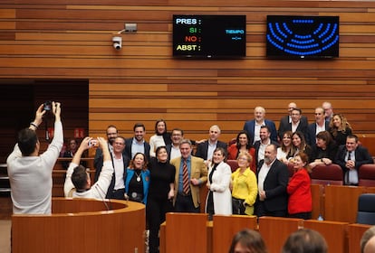Los parlamentarios socialistas se fotografían tras ganar de forma inesperada la votación de la ley fiscal, el pasado día 23.