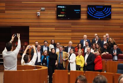 Los parlamentarios socialistas se fotografían tras ganar de forma inesperada la votación de la ley fiscal, el pasado día 23.