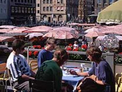 La plaza Hauptmarkt con las dos torres de San Sebaldo al fondo.